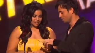 Kanye west gives lil wayne his award (WOW)