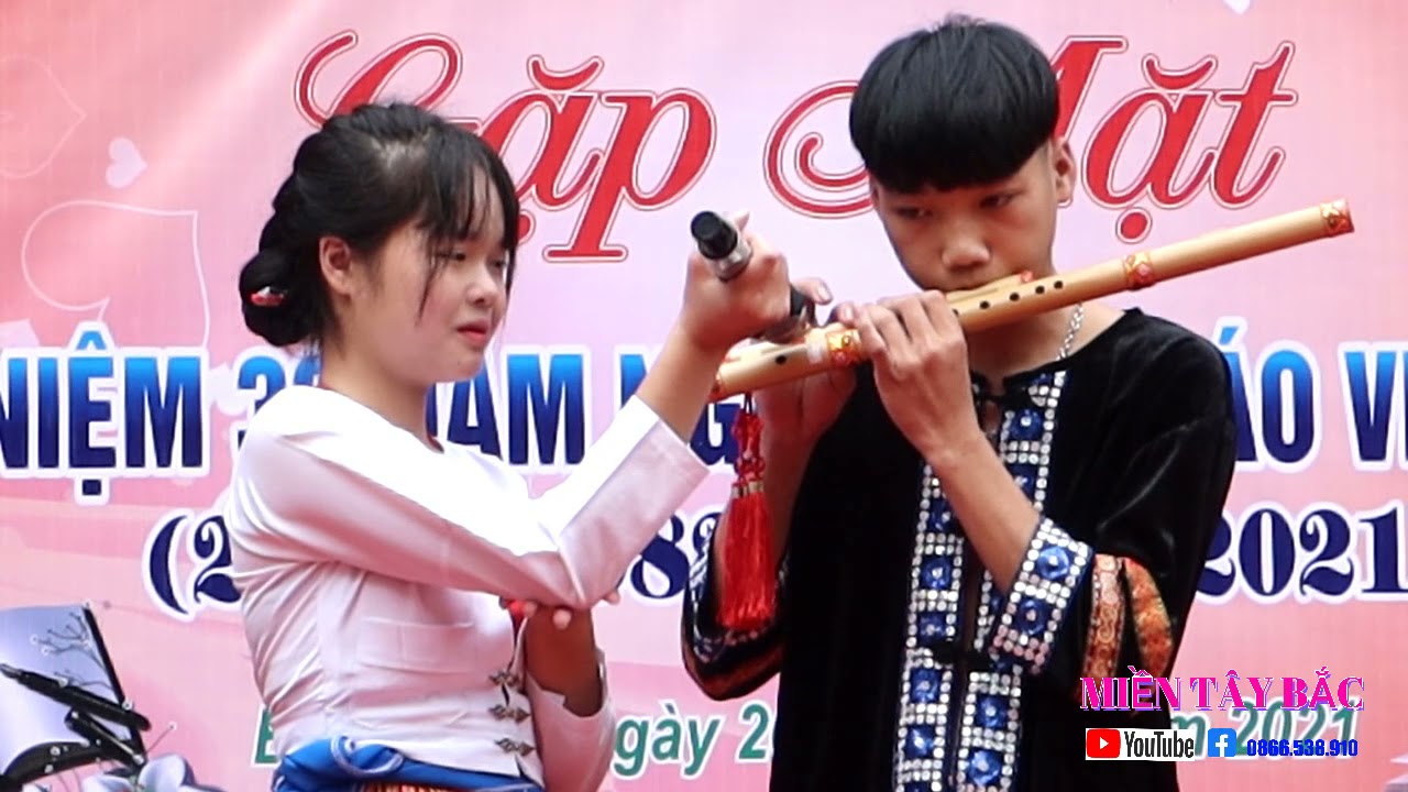Sáo mèo _ Xuân về trên bản mông _ học sinh trường THCS Bình Hẻm.  Em gái mường cầm mic rất xinh đẹp