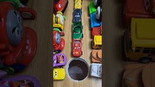 Tow Mater pushing Mcqueen, Flo, Jackson Storm and cruz ramirez in pit, pixar cars review