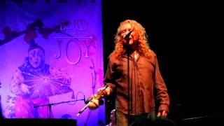 Robert Plant drops F*Bomb when PA system blows @ Hard Rock 4-14-2011