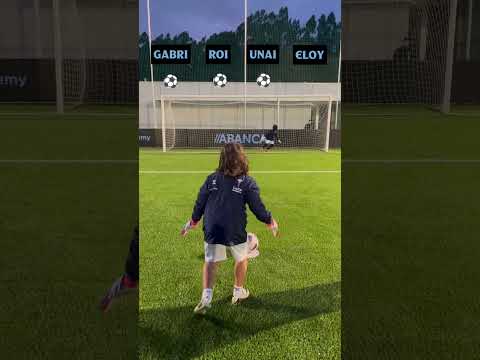 Blind penalty challenge 🧤⚽️ Los porteros de la Escuela Sergio Álvarez, en el reto a ciegas 🩵 #shorts