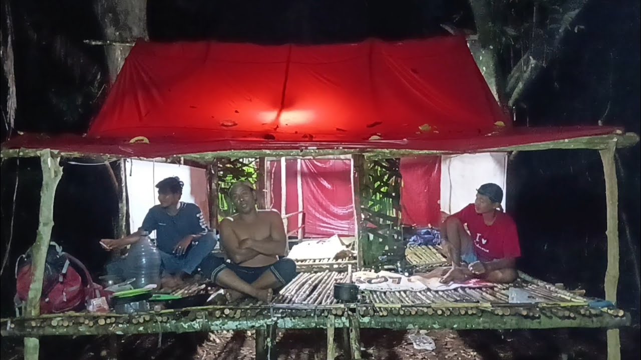 Camping hujan deras semalaman membangun rumah besar di hutan makan enak saat hujan malam yang dingin