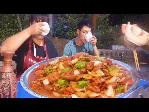 1.5kg pork intestines, served with chili onions, drink a bite of wine, enjoy