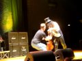 Slash attacked slash aggredito da un fan concerto milano palasharp 10062010mpg