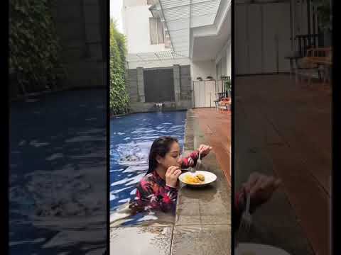 Nagita slavina mandi di kolam