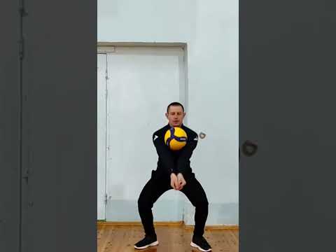 Как НАУЧИТЬСЯ принимать мяч СНИЗУ в волейболе#волейбол#нижнийприем#shorts
