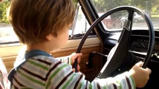 Маленький мальчик водит машину Мальчик 2 годика - за рулем