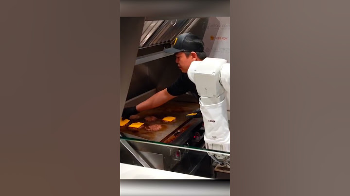 Robot flipping Burger at CaliBurger Pasadena