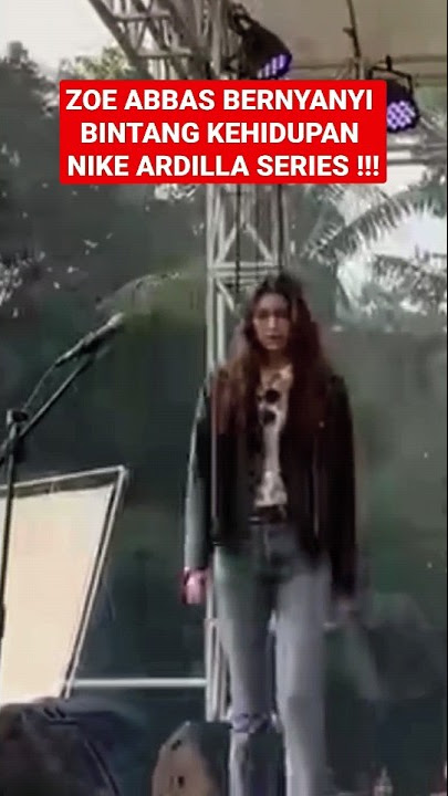 ZOE ABBAS JACKSON MEMBAWAKAN SEBERKAS SINAR SAAT PERFOM