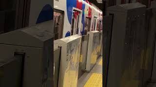 大阪メトロⓂ️Ⓜ️の御堂筋線のミャクミャクのラッピング列車