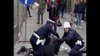 Atterrato e fermato in centro perché si è rifiutato di indossare la mascherina