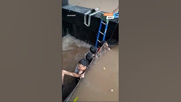 Nước chảy như thác vào hầm chung cư cư dân dựng ván chắn #tintuc #thoisu #bwgr #bigwavenews #shorts