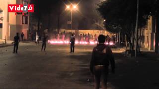 المتظاهرون يشعلون النيران بأشجار وحدائق ميدان سيمون بوليفار