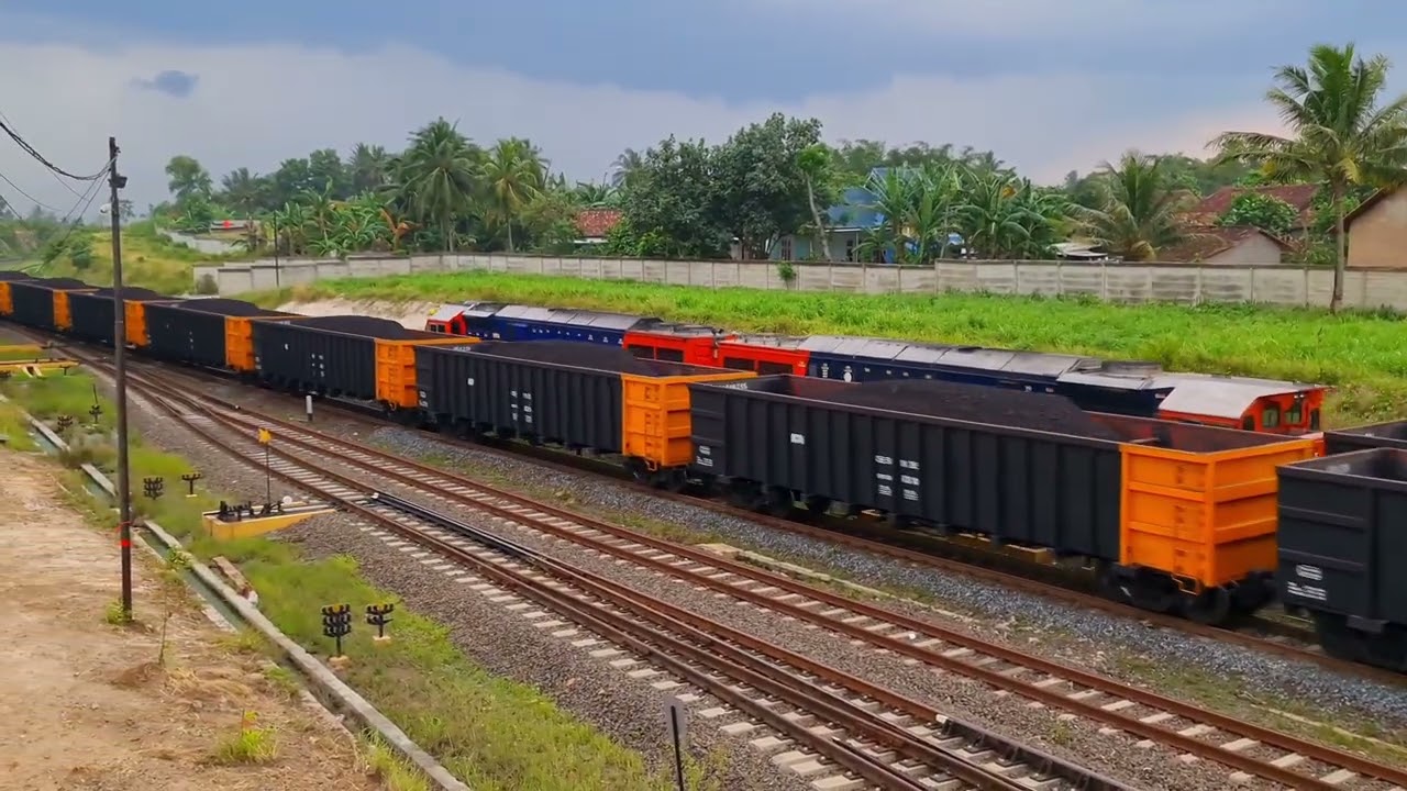 Kesibukan Sehari-hari Di Stasiun Rejosari.