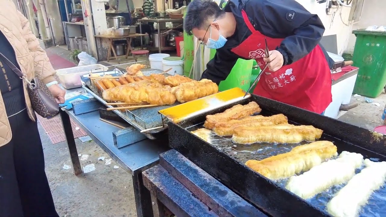 开封包公湖菜市场 开封特产杠子油条 酱牛肉 老式炸枣糕要排队预约 炸丸子大虾 老太太现磨的芝麻酱 水果蔬菜 买完菜沿着包公湖和城墙根回家|Chinese vegetable market