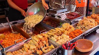Популярный киоск корейской уличной еды с ттокбокки, жареной едой и мороженым