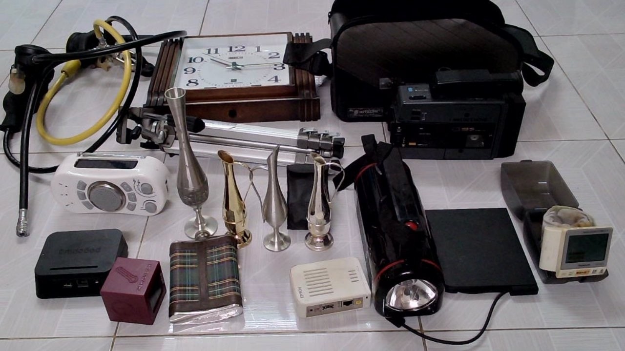 Nhiều đồ sưu tầm độc lạ quá, đồng hồ, đồ trang trí giá rẻ bất ngờ. Liên hệ 0939.854.524