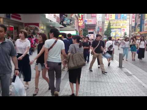 Video: Samalla Tokiossa: Poliisitaistelu Pakeni Papier-mâché Sarvikuonoa [VID] - Matador Network