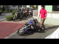 輪ゴム一本で簡単に！倒れたバイクの引き起こし方を本物の教習車で解説