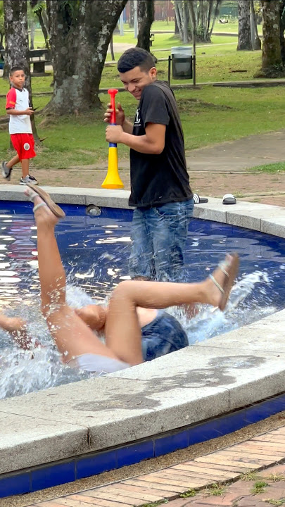 tomando sol en piscina #humor #funny