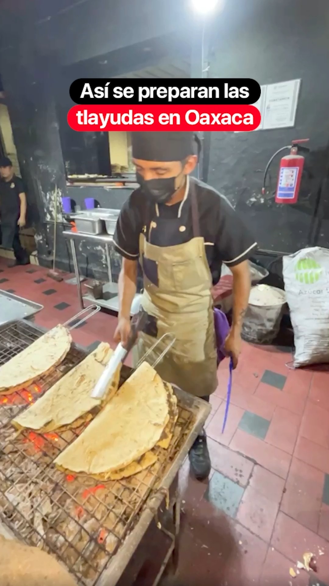Así se preparan las tlayudas en Oaxaca @PaoCastilloOf