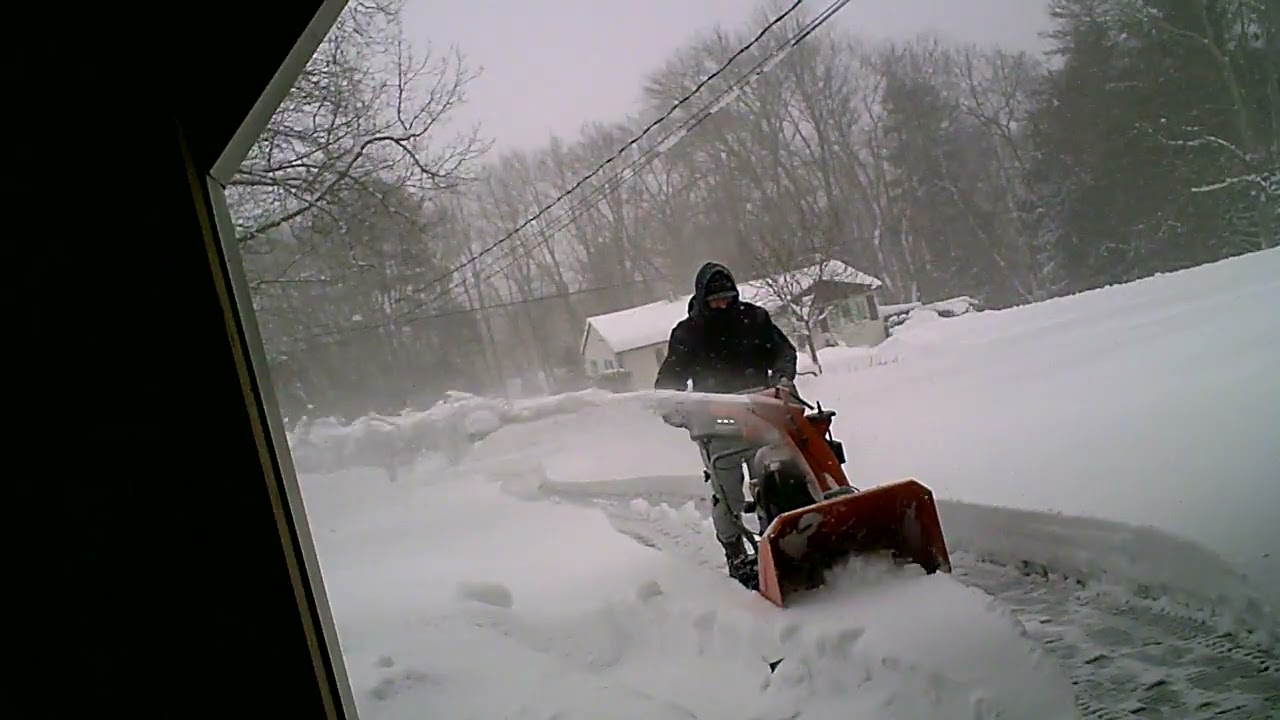 VID00300...  thebeezerguy is blowin' snow...