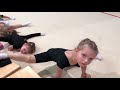 Русские дети растягиваются в тренажерном зале