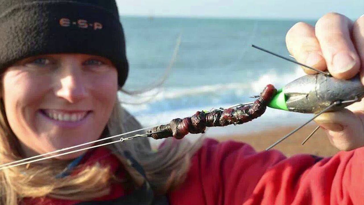 How to bait up using a live fresh Blacklug on a pennel rig. YouTube