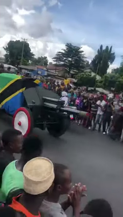 BURIANI RAISI JPM: mwili wa Hayati Sky.John Pombe Joseph Magufuli ukipelekwa uwanja wa Uhuru.