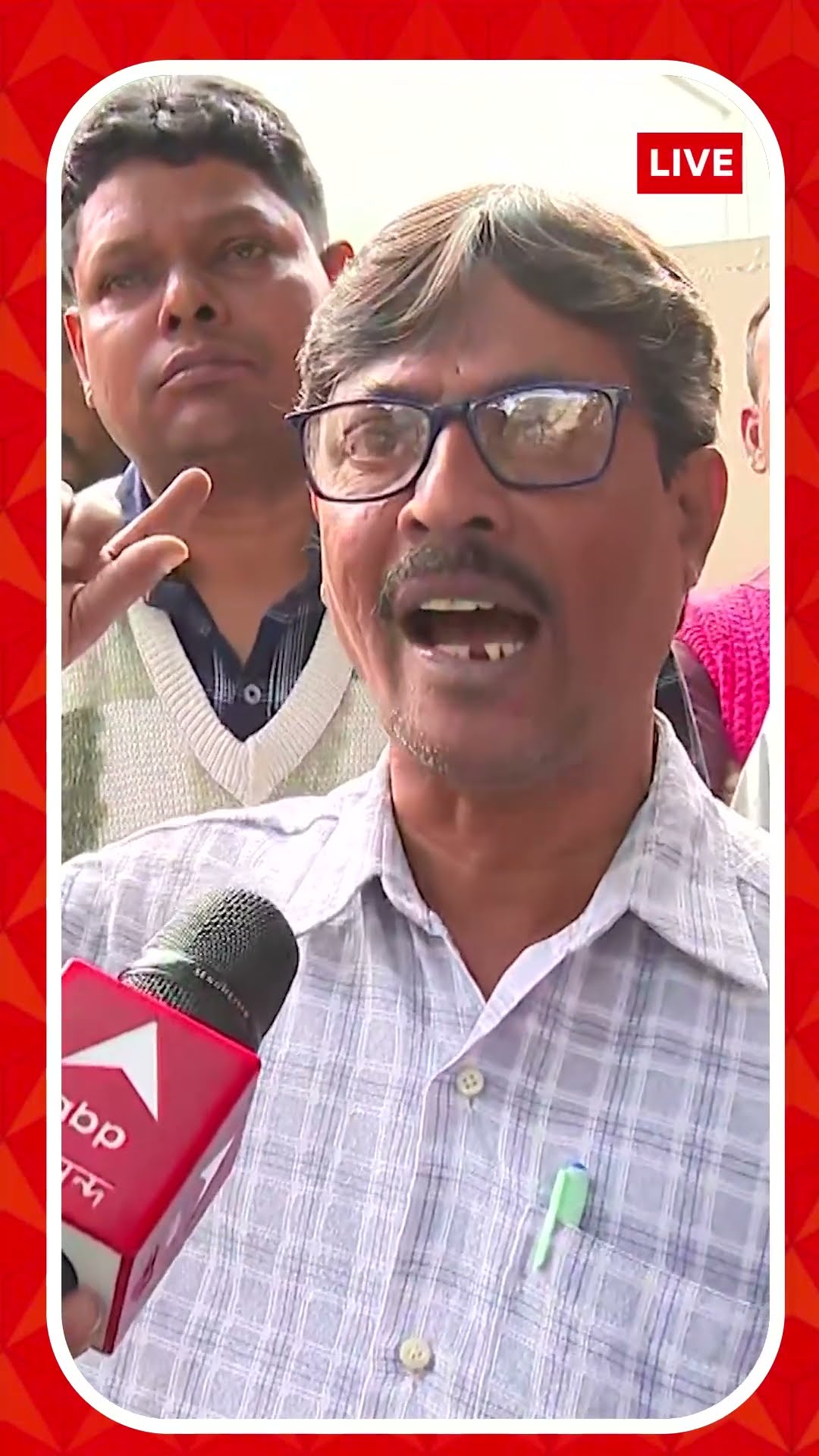 ৫১ জন অস্থায়ী কর্মীকে কাজ থেকে বসিয়ে দেওয়ার অভিযোগ, প্রতিবাদে ডিরেক্টরের ঘরের সামনে বিক্ষোভ