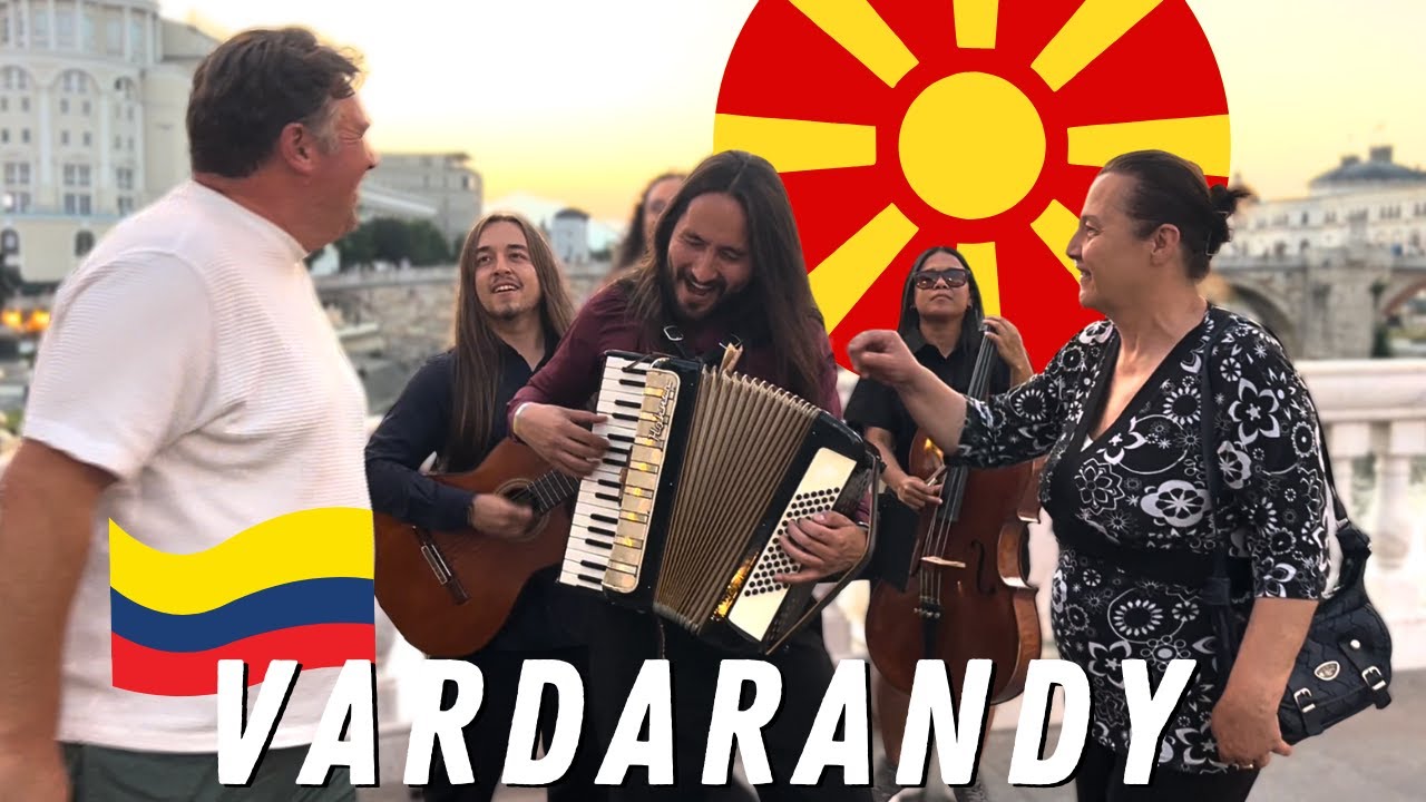 Случајните минувачи не можеа да поминат покрај колумбискиот бенд со македонски песни