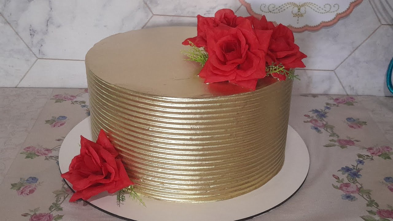 Bolo Dourado com flores vermelhas - YouTube