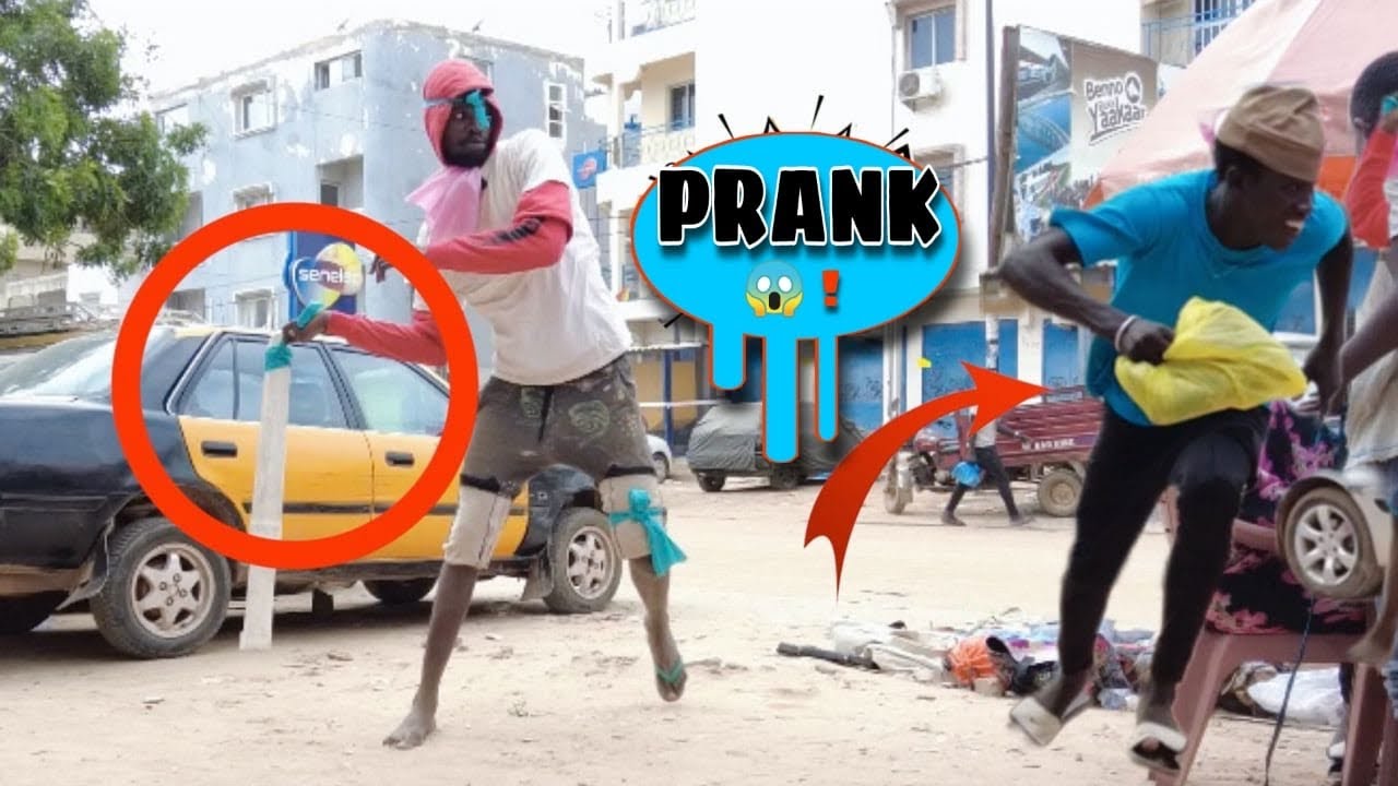 Prank# un fou avec un gourdin à la main regardez la réaction des inconnus 😂😂