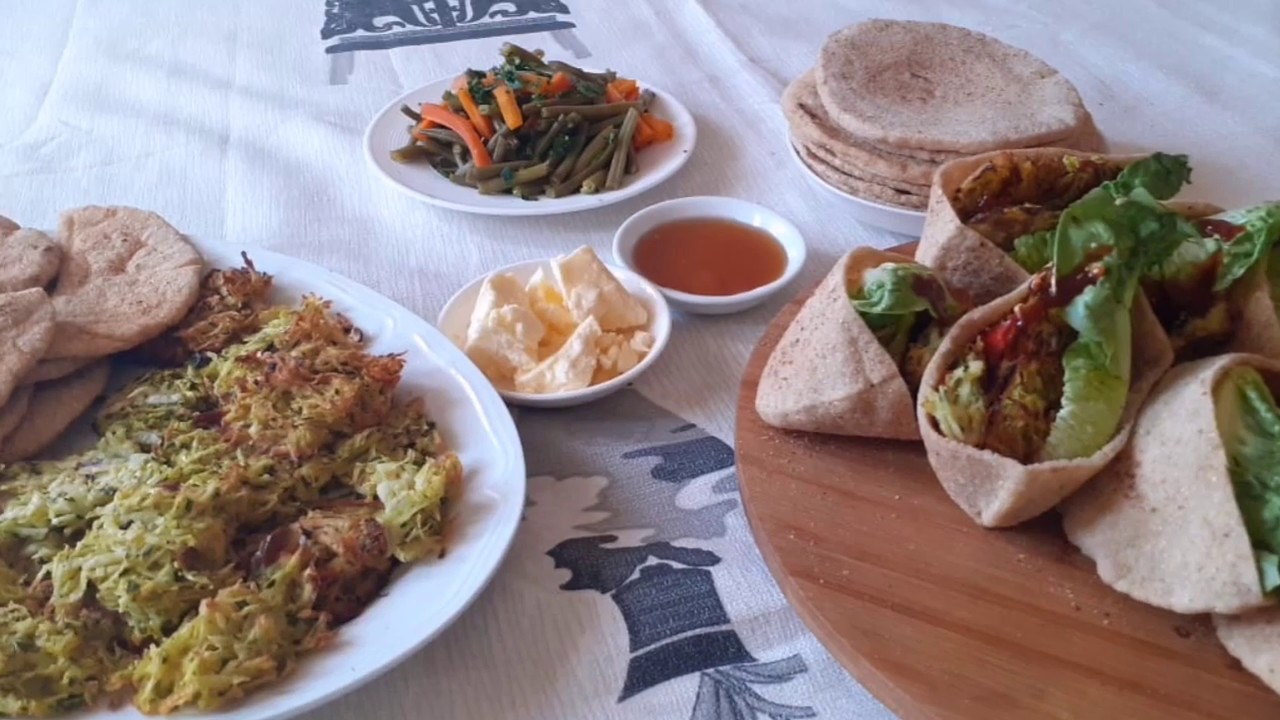 الخبز العربي على مائدة إفطاري بحشوة نباتية يستحيل تستغني عليه بدقيق القمح  وعروستنا الخميرة البلدية