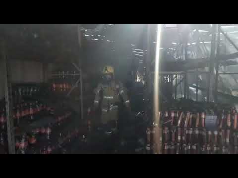 Corpo de Bombeiros faz resfriamento em supermercado que pegou fogo no DF