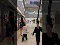 ¡El cabello de esta mujer mide 6 METROS y dejó al centro comercial en SHOCK! #awezchaitrend