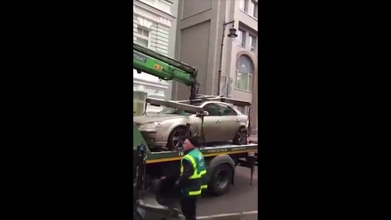 Эвакуатор раздавил автомобиль в центре Москвы