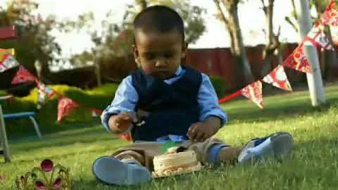 Adorable first birthday photoshoot with a cake smash 💕
