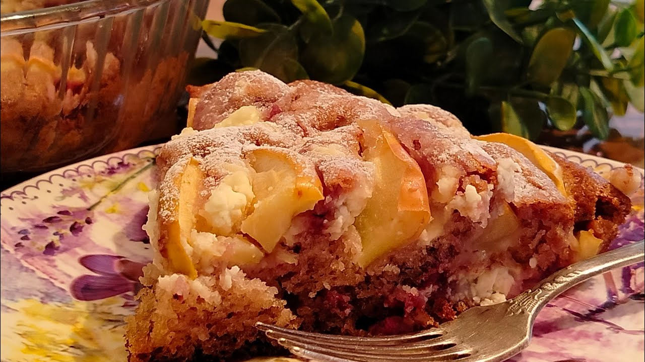 НЕЖНЫЙ ПИРОГ С ЯБЛОКАМИ И ЗАМОРОЖЕННОЙ КЛУБНИКОЙ