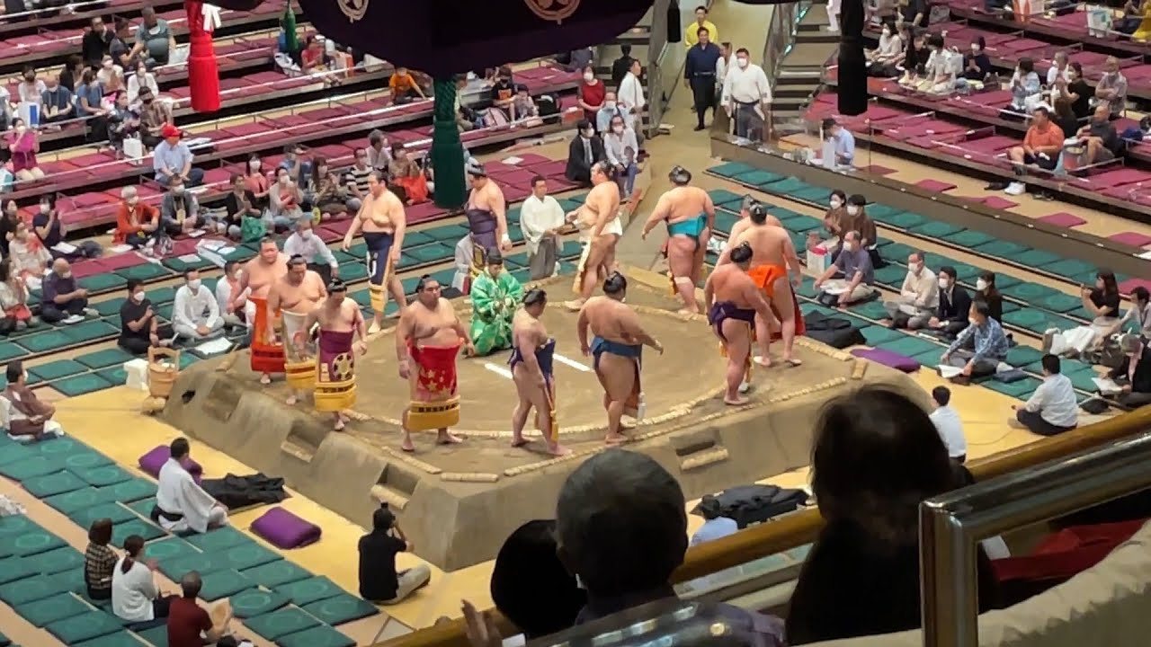 2022/09/19 国技館 (大相撲秋場所9日目) 十枚目土俵入り - YouTube
