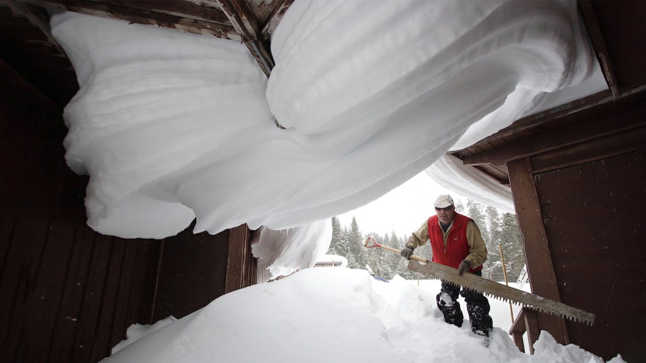 Idiot Snow Removal: Massive Roof Avalanche | Extreme Dangerous Plow Truck Fails
