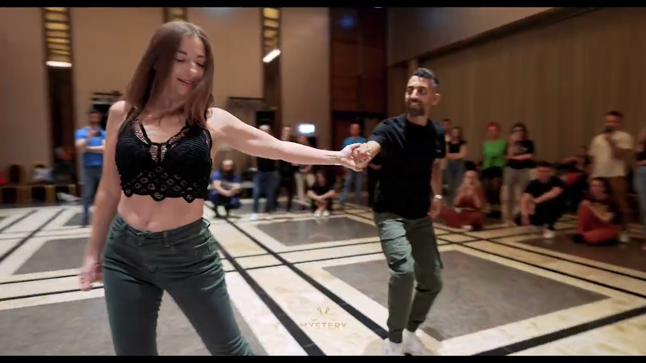 Adrian & Lorena | 🎵1000 Cosas - 🎙 @Soyromanmusic | 📍Mystery Festival Timisoara, 🇷🇴 October 2024