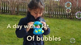 Kathrin Nag Enjoy Sa Paghabol Sa Mga Bubbles. Norwegian Family