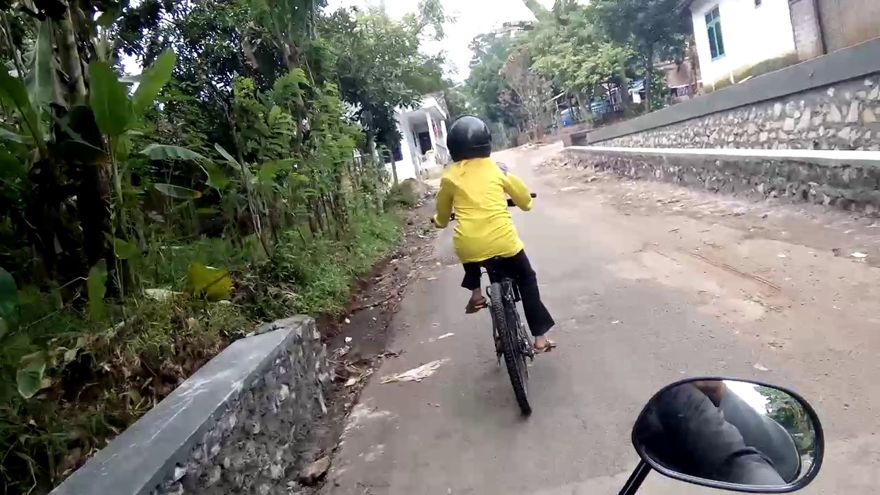 Sepedah sehat kaos kuning  dengan helemxa YouTube