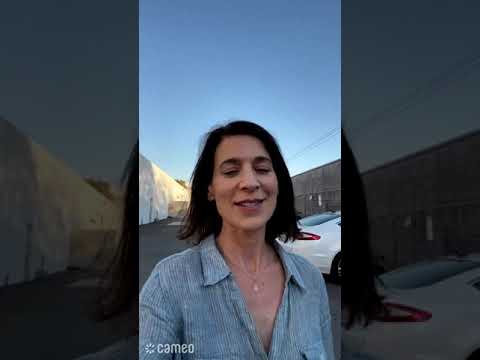 Video: Perrey Reeves netto waarde: Wiki, Getroud, Familie, Trou, Salaris, Broers en susters