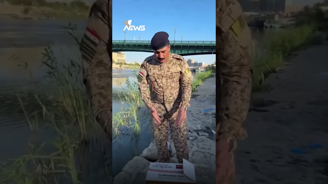 جندي عراقي يطلق مجموعة من البط في نهر دجلة