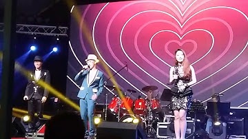 廖文凯 and 王雷 sang a Hokkien song.