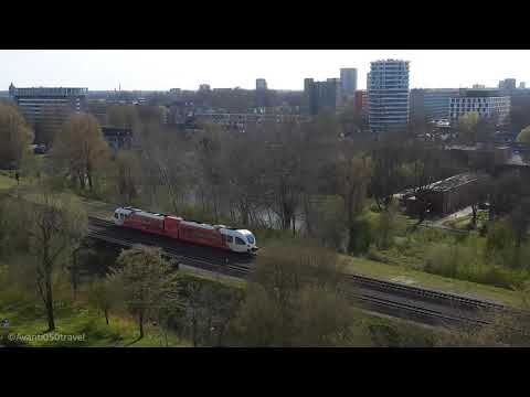 Arriva GTW in originele kleuren, rijdt door Groningen als RS5 Delfzijl-Groningen.