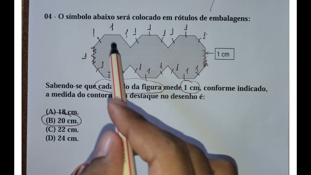 um ludologista fabrica peões usando as medidas indicadas na figura