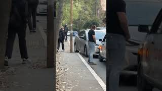 Во Владивостоке мигрант на Prius умышленно перекрыл дорогу и устроил затор.